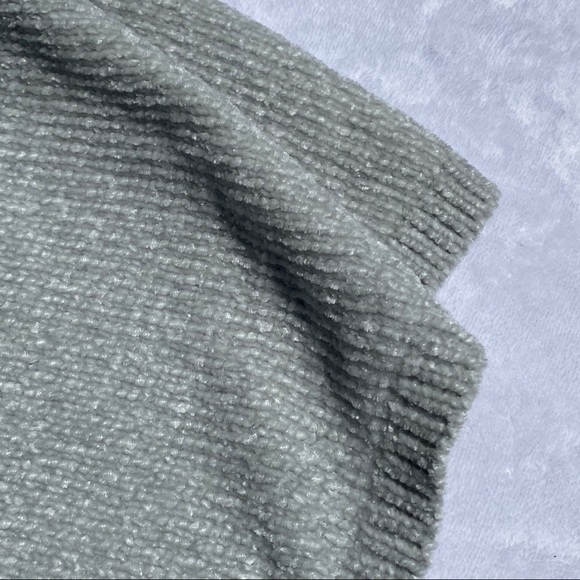 Cashmere V-neck Sweater - Picture 4 of 6